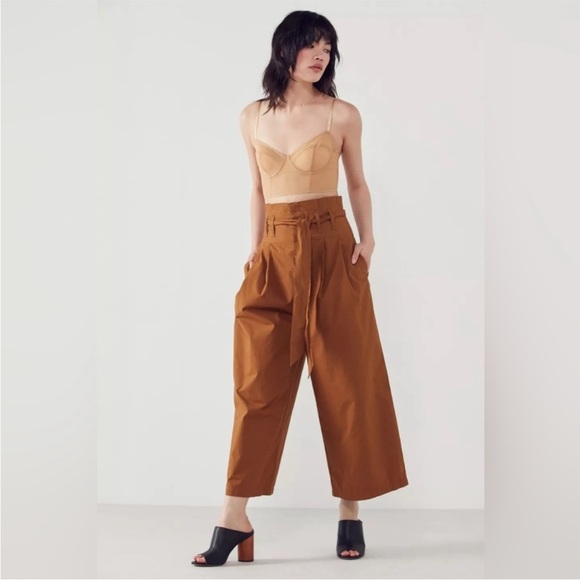 Kimchi Blue Simone Paperbag Pants Women's Size 8 Brown Pockets Wide Leg Cropped - Picture 6 of 12